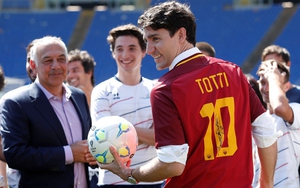 Thủ tướng Canada mặc áo của Totti, xuất hiện trên sân AS Roma cho trận đấu từ thiện