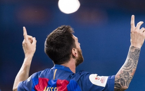 Ronaldo lại bị 'đá xoáy' khi Messi kí hợp đồng mới với Barcelona