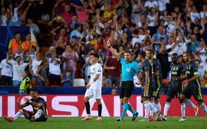 Ronaldo đã nói gì để cầu khẩn trọng tài sau khi bị rút thẻ đỏ?