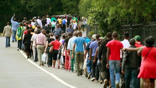 Người dân Nam Phi chờ đợi hàng giờ để vào viếng ông Mandela