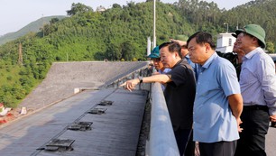 Khẩn cấp ứng phó "bão chồng bão"