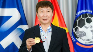 HLV Kim Sang Sik nhận tấm HCV SEA Games ‘đặc biệt’