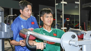 HLV Kim Sang Sik bổ sung thủ môn, theo sát chấn thương của Thanh Nhàn