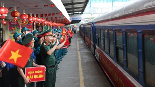 Đón đoàn cán bộ, chiến sĩ tham gia diễu binh về đến Hà Nội 