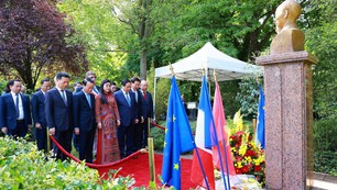 Thủ tướng dâng hoa tưởng niệm Chủ tịch Hồ Chí Minh tại thành phố Montreuil, Pháp