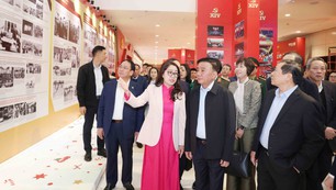 Tiến tới Đại hội XIV của Đảng: Trưng bày ảnh "Dưới cờ Đảng - Đất nước tiến vào kỷ nguyên mới"