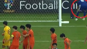 Tiết lộ: Cầu thủ U23 Nhật Bản xem 'tài liệu' của thủ môn U23 Trung Quốc ngay trước quả 11m quan trọng