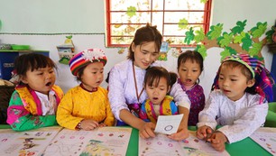 Văn hoá soi đường: Đảng viên người dân tộc trong sự nghiệp trồng người nơi vùng cao biên giới Tuyên Quang