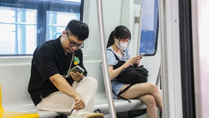 Giới trẻ Hà Nội chuyển sang đi tàu điện để tiết kiệm chi phí