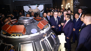 Thủ tướng tham quan Triển lãm hạt nhân tại Moskva