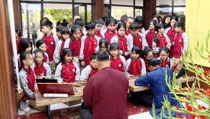 Chạm vào di sản trong không gian 'Thưởng lãm Châu phê – Lưu dấu Mộc bản' tại Hà Nội