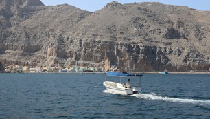 Các nhà sản xuất dầu Trung Đông chuẩn bị cho việc nối lại xuất khẩu qua eo biển Hormuz