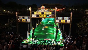 Du khách ấn tượng với đêm “Hoàng cung huyền ảo” trong Đại Nội Huế