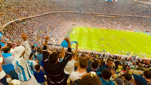Ký ức World Cup 2022: Messi trên sân, "Muchachos" vang lên trên khán đài