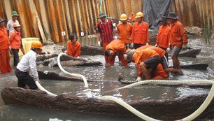 Khai quật tàu đắm Bình Châu - đế cột buồm, mũi thuyền và bánh lái
