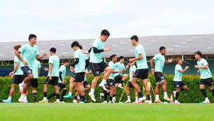 HLV Thái Lan cho học trò rèn chiến thuật trước đại chiến với Malaysia tại ASEAN Cup 2026