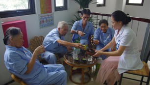 Chăm sóc người cao tuổi ban ngày ở Tây Hồ - Kỳ 1: Một ngày ở số 14 Quảng An