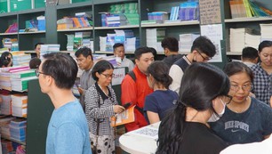 TP. Hồ Chí Minh: Triển khai nhiều phương án hỗ trợ việc học tập khi chưa đủ sách giáo khoa