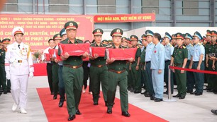 Lễ bàn giao 13.563 mẫu hài cốt liệt sĩ phục vụ giám định ADN, xác định danh tính tại Sân bay Gia Lâm