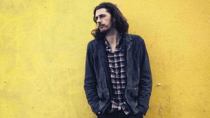 'Take Me To Church': Ca khúc về tình yêu đồng tính 'oanh tạc' các bảng xếp hạng