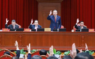 Khát vọng phát triển và điểm tựa con người