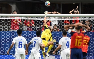 World Cup 2026: "Người nhện" Vozinha đã khiến hàng công Tây Ban Nha bất lực như thế nào?