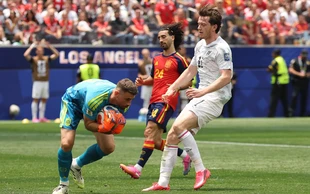 Thủ môn Tây Ban Nha đi vào lịch sử World Cup, phá kỷ lục tồn tại 36 năm của huyền thoại Walter Zenga