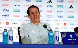 HLV Bỉ mỉa mai việc Balogun thoán án treo giò: "Tôi không biết ở FIFA, ngày 5/7 lại là ngày nói dối đấy"