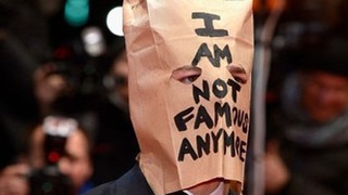 Shia LaBeouf xuất hiện tại LHP Berlin với khuôn mặt... bằng túi giấy
