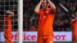 Huntelaar bỏ lỡ cơ hội ghi bàn mười mươi cho đội tuyển Hà Lan