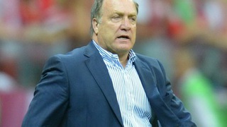 Serbia thua Đan Mạch trên sân nhà, Dick Advocaat từ chức