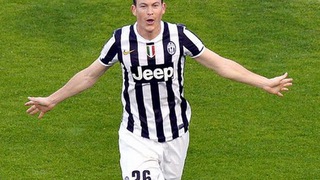 Vì sao Juventus cần sớm gia hạn hợp đồng với Lichtsteiner?