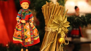 Cây thông Noel độc đáo từ Búp bê dân tộc