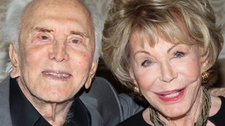 Huyền thoại Kirk Douglas ra tuyển tập thơ: Cảm hứng từ cuộc hôn nhân dài 6 thập kỷ