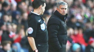 Mourinho chỉ trích trọng tài. Van Gaal ức chế với hàng thủ. Wenger bênh Sanchez