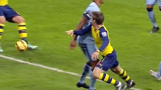 Man City tố Monreal ăn vạ để kiếm penalty cho Arsenal