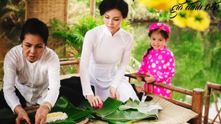Người mẫu Trà Giang gói bánh tét cùng mẹ