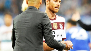 Pep Guardiola: ‘Xabi Alonso là hậu vệ tệ nhất trên thế giới’