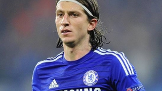 Atletico muốn mua lại Filipe Luis từ Chelsea