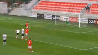 Sao trẻ Benfica gây cười với cú Panenka siêu tệ