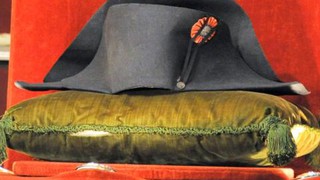 Chiếc mũ của Napoleon trở về Waterloo