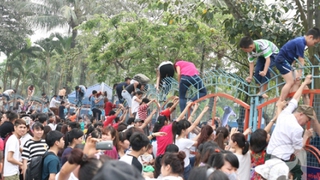 Chuyện 'leo rào công viên nước Hồ Tây': 'Có thể họ sẽ không thấy mình sai hay đáng xấu hổ đâu!'