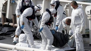 Italy bắt giữ thuyền trưởng và thuyền phó tàu di cư trái phép bị lật