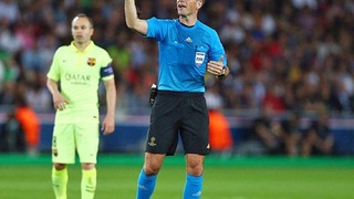 Trọng tài Mark Clattenburg cầm còi trận Bayern Munich - Barca