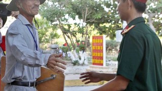 Cả nước hướng ra Biển Đông: Lính đảo thì cười, người ra thăm lại ứa nước mắt...