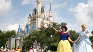 Cựu nhân viên Disney, Universal bị bắt vì lạm dụng trẻ em
