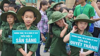 7 - 8 tuổi háo hức đi bộ đội