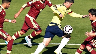Colombia 0-1 Venezuela: Chiến thắng bất ngờ nhờ... 8 nữ phóng viên khỏa thân?