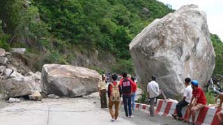 Cơn bão số 1: Tảng đá chục tấn 'treo' trên đầu dân xã An Sơn, Hải Phòng