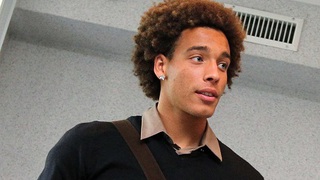 Axel Witsel gật đầu với AC Milan